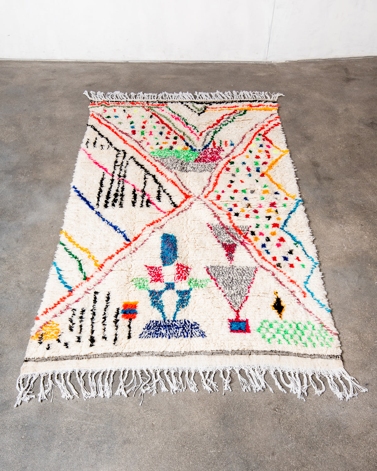 Modern designer handcrafted Berber rug from Morocco. Azilal rug with beautiful colors and patterns. Made of sheep’s wool and colourful cotton.